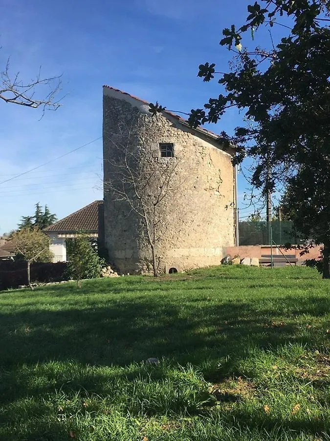 L'Insolite Et Medievale Tour Yselda Saint-Pourcain-sur-Sioule 0*,